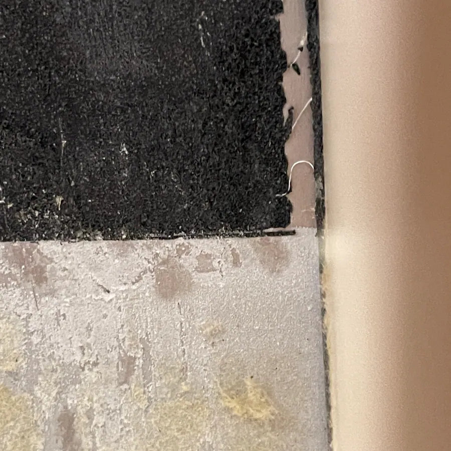 Eisfreier Bereich der Stahlplatte unter der verklebten Kautschukdämmung nach dem Laborversuch
