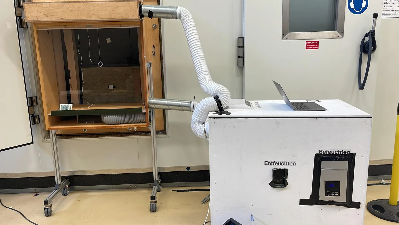 Klimakammer mit mobilem Klimakasten und Klimaeinheit beim Laborversuch zur Camperdämmung